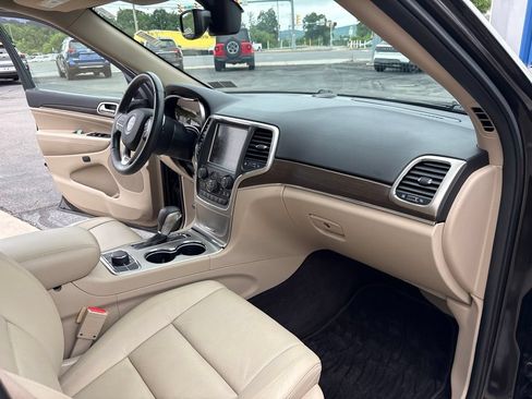 Used 2017 Jeep Grand Cherokee Limited w/ Luxury Group II AWD/4WD image 35