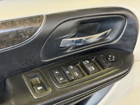 Used 2015 Chrysler Town & Country Touring w/ Driver Convenience Group FWD image 18