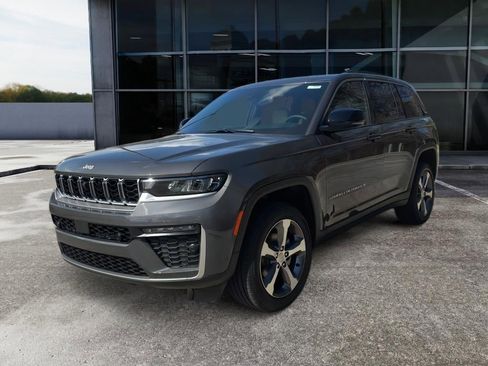 New 2026 Jeep Grand Cherokee Limited w/ Luxury Tech Group II RWD image 3