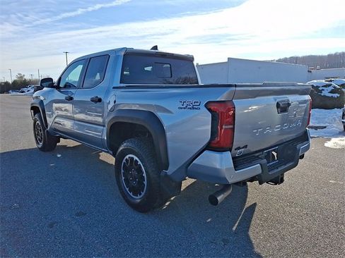 Certified 2025 Toyota Tacoma TRD Off-Road image 4