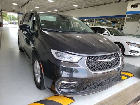 Used 2023 Chrysler Pacifica Touring-L FWD image 3