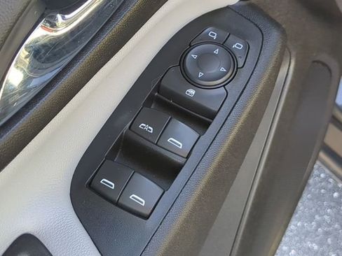 Used 2020 Chevrolet Equinox LT image 22