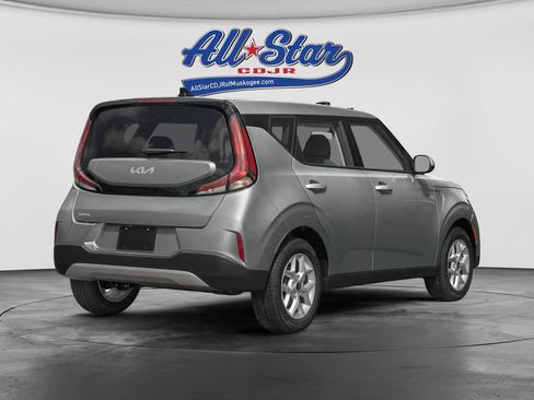 Used 2025 Kia Soul LX w/ LX Technology Package FWD image 2