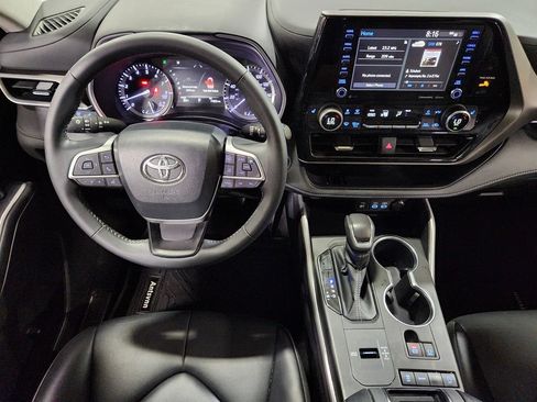 Used 2022 Toyota Highlander XLE FWD image 48