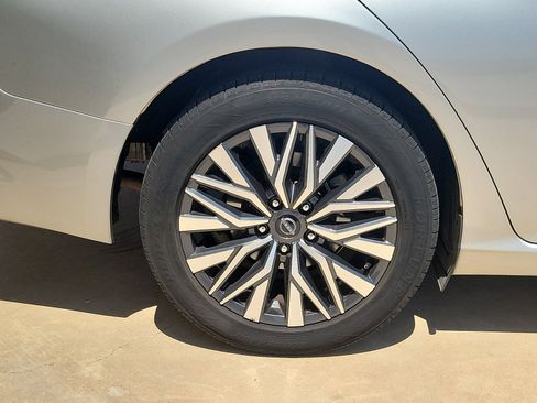 Used 2023 Nissan Altima 2.5 SV FWD image 9
