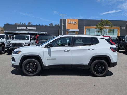 Used 2026 Jeep Compass Latitude AWD/4WD image 2