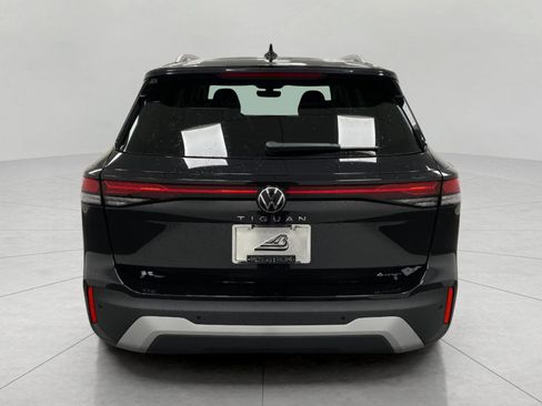 New 2025 Volkswagen Tiguan SE image 4