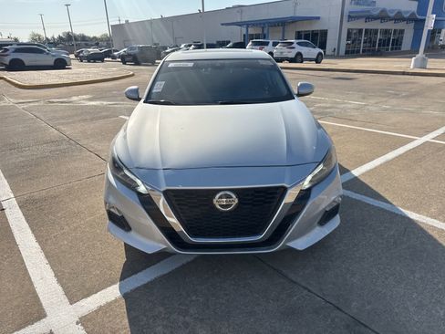 Used 2021 Nissan Altima 2.5 SV w/ SV Premium Package image 2