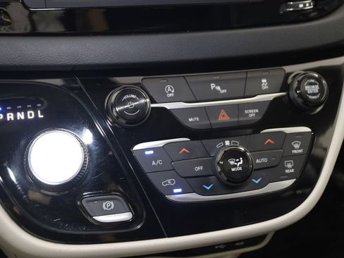 Used 2018 Chrysler Pacifica Touring-L FWD image 25