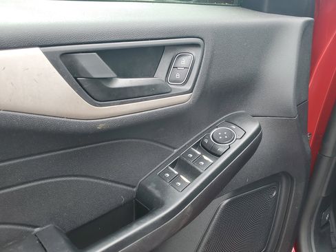 Used 2022 Ford Escape SE w/ SE Sport Appearance Package image 17