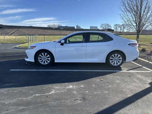 Used 2018 Toyota Camry LE image 7