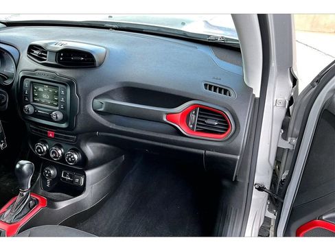 Used 2015 Jeep Renegade Trailhawk image 18