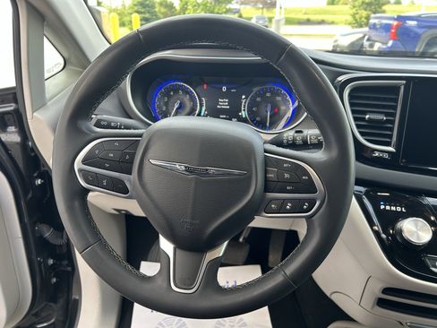 Used 2023 Chrysler Pacifica Touring-L FWD image 21