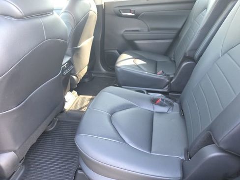 Used 2024 Toyota Highlander XLE image 12