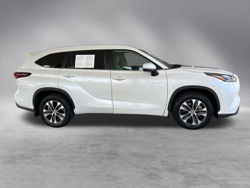 Used 2024 Toyota Highlander XLE AWD/4WD image 3