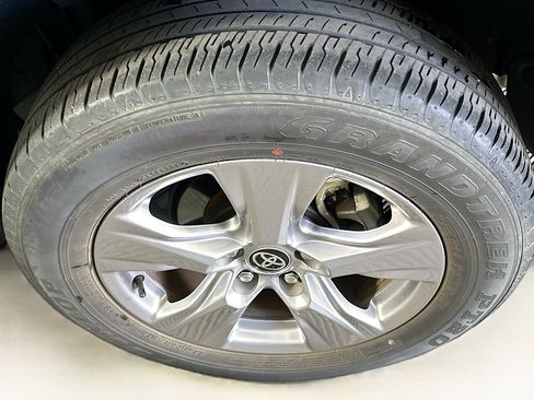 Used 2025 Toyota RAV4 XLE FWD image 11