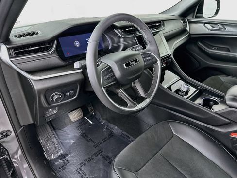 Certified 2025 Jeep Grand Cherokee Altitude AWD/4WD image 17