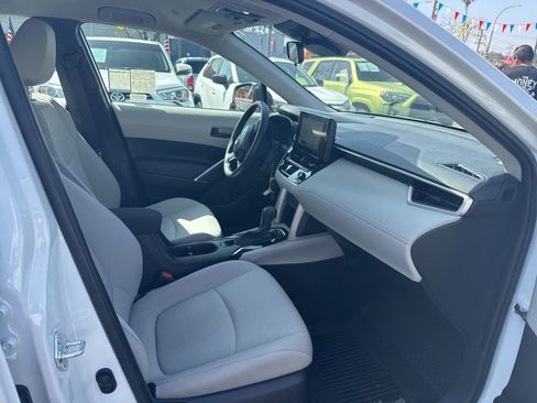 Used 2025 Toyota Corolla Cross L image 12