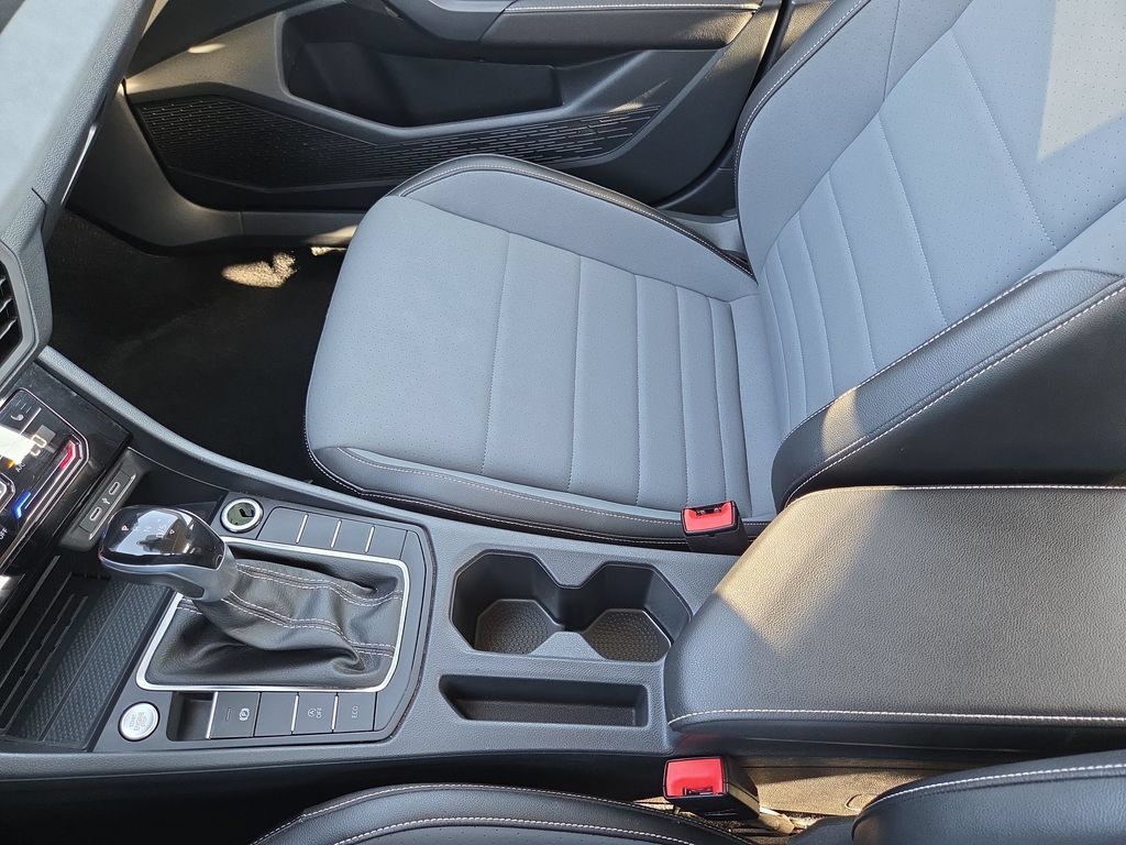 Used 2025 Volkswagen Jetta SE FWD image 22