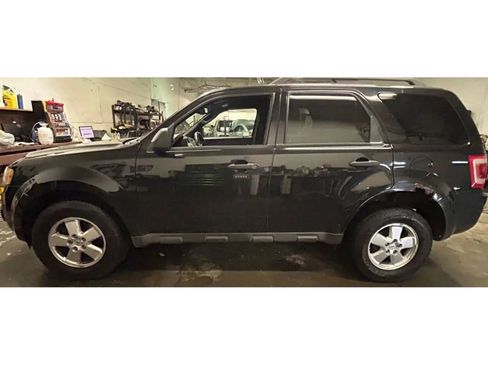 Used 2011 Ford Escape XLT image 2