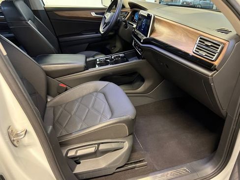 Certified 2024 Volkswagen Atlas SE FWD image 11