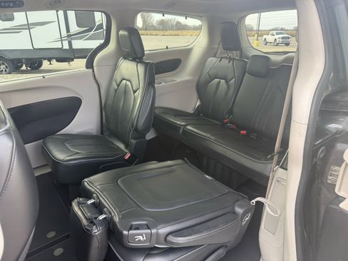 Used 2017 Chrysler Pacifica Limited image 12