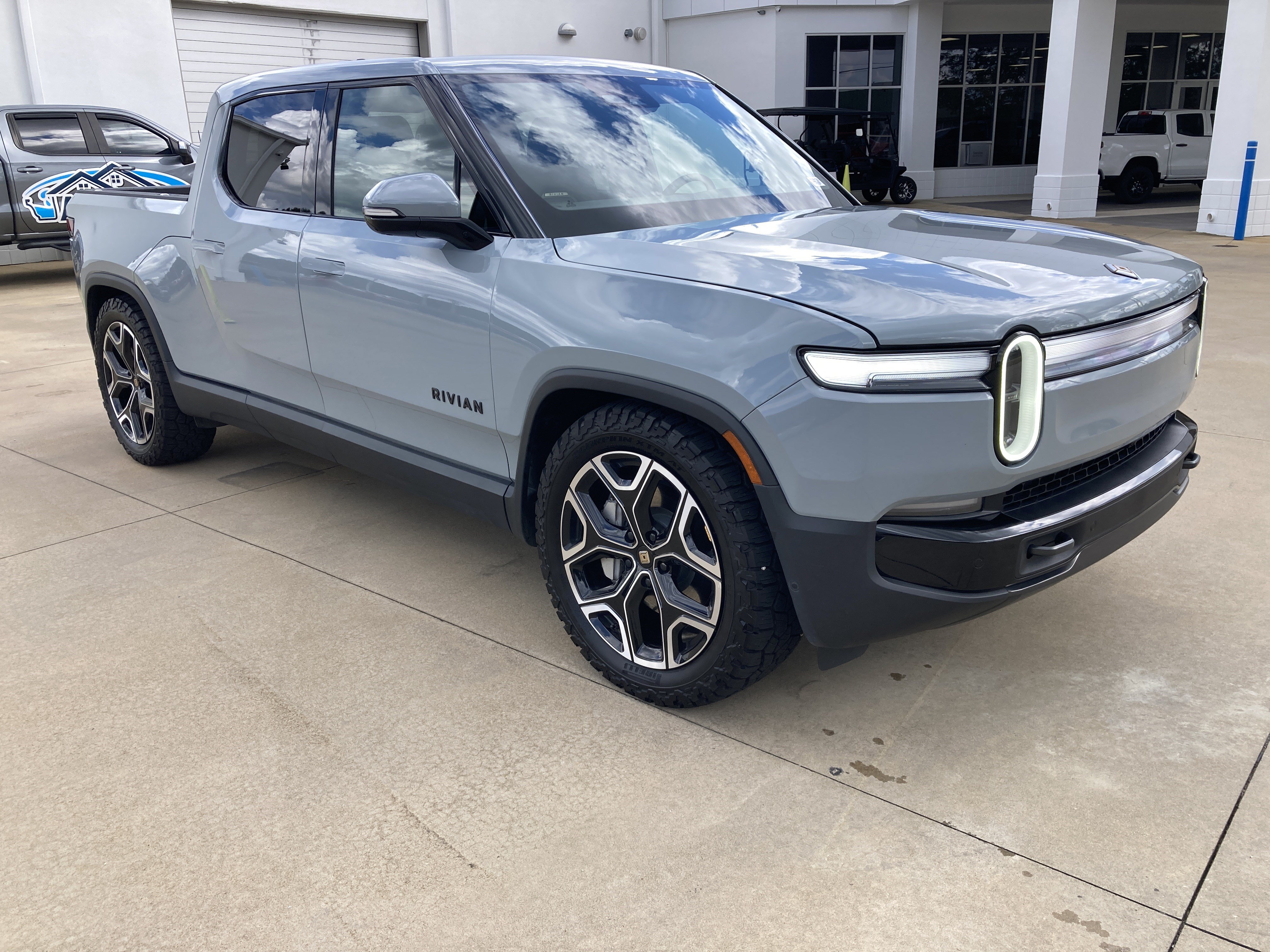 Used 2025 Rivian R1T Adventure Dual AWD/4WD image 3