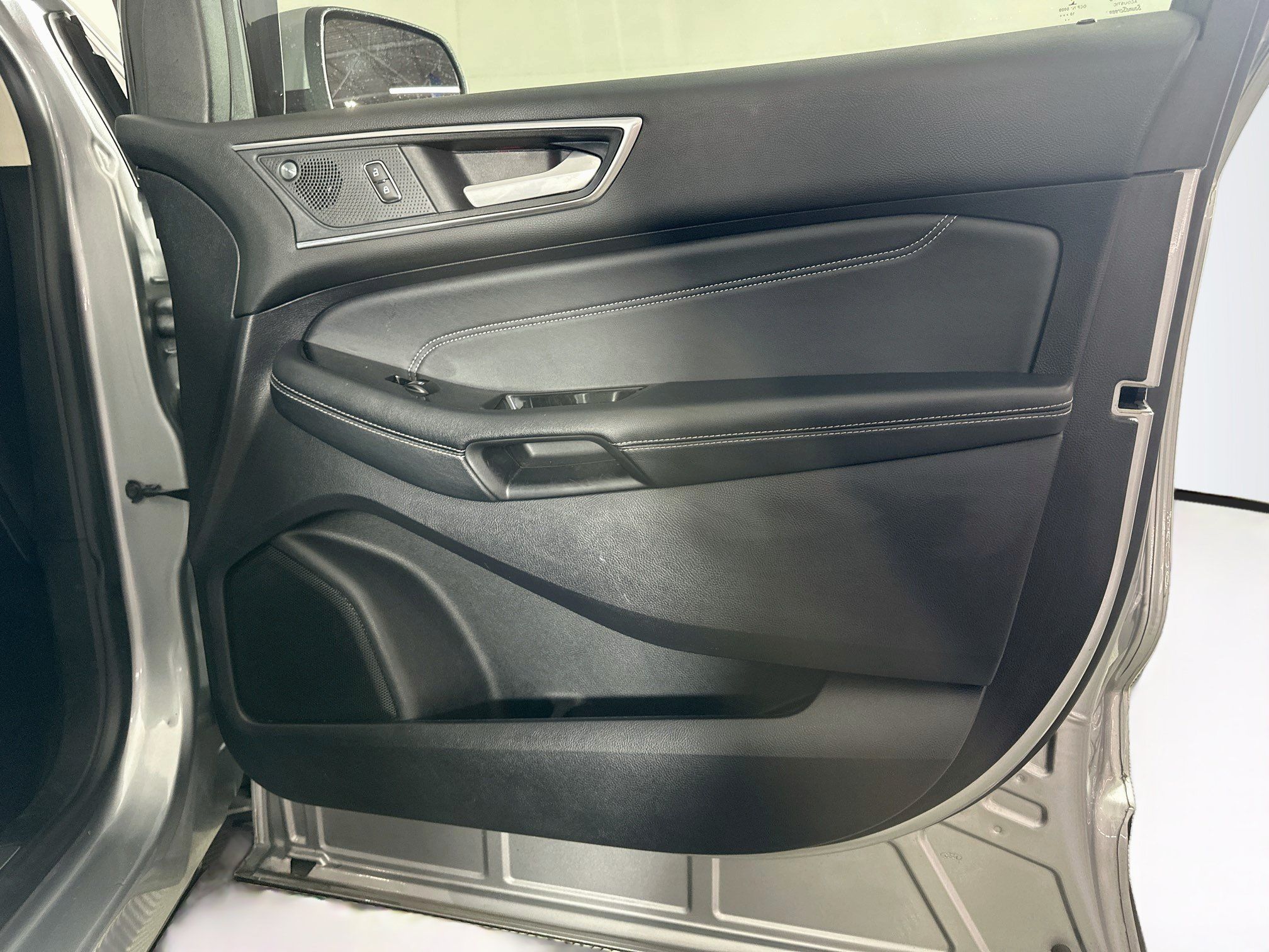 Used 2020 Ford Edge Titanium FWD image 31