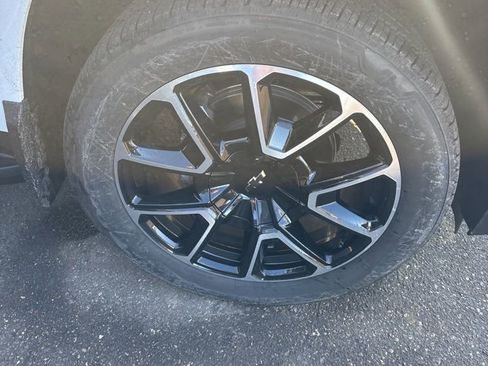 Used 2024 Chevrolet Suburban RST w/ Luxury Package image 7