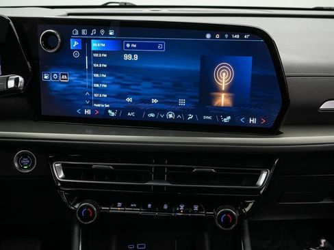 Used 2025 Chevrolet Traverse LT image 15