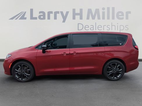 New 2026 Chrysler Pacifica Select FWD image 2