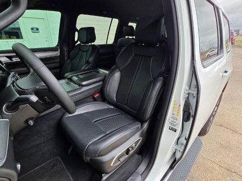 Used 2025 Jeep Wagoneer Series II w/ 8-Passenger Seating Package AWD/4WD image 14