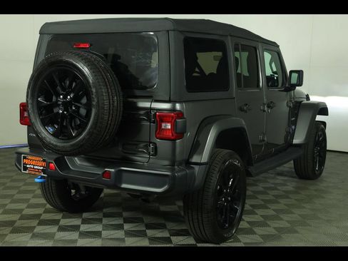 Used 2023 Jeep Wrangler Unlimited Sahara w/ Cold Weather Group AWD/4WD image 17