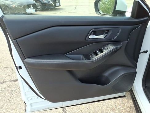 Used 2024 Nissan Rogue SV AWD/4WD image 16