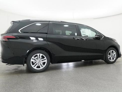 New 2026 Toyota Sienna Limited image 8