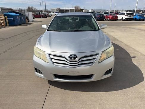 Used 2011 Toyota Camry LE image 2