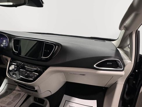 Used 2024 Chrysler Pacifica Touring-L FWD image 23