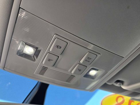 Used 2018 Volkswagen e-Golf SE w/ DC Fast Charging Package image 33