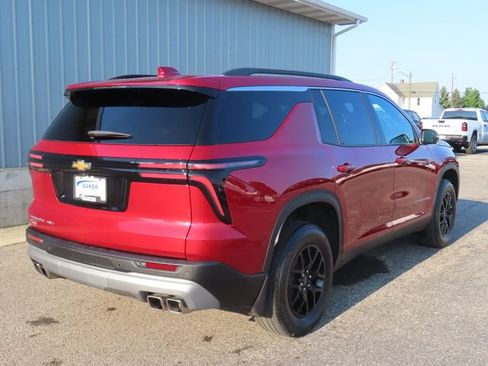 Used 2025 Chevrolet Traverse LT w/ Driver Confidence Package AWD/4WD image 3