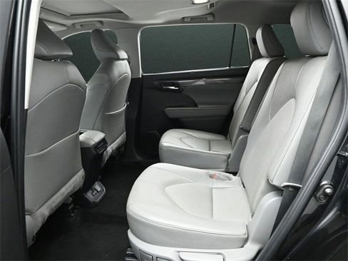 Used 2022 Toyota Highlander Limited image 14