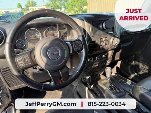 Used 2017 Jeep Wrangler Unlimited Sahara AWD/4WD image 13