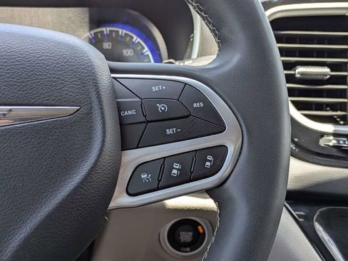 Used 2023 Chrysler Pacifica Touring-L FWD image 28