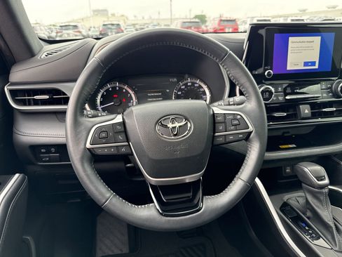 Used 2023 Toyota Highlander XSE FWD image 11