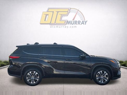 Used 2022 Toyota Highlander XLE AWD/4WD image 4