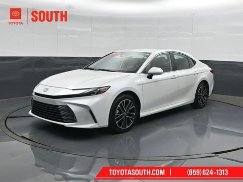 Used 2025 Toyota Camry XLE AWD/4WD image 6