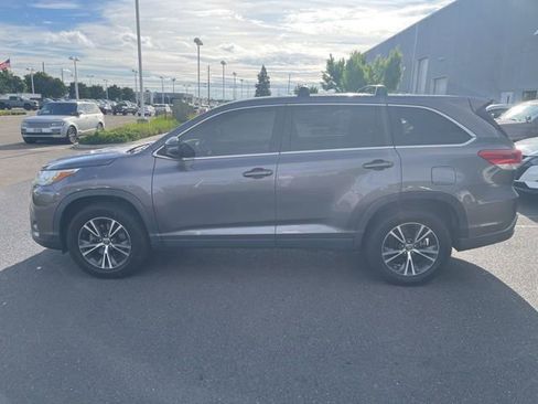 Used 2019 Toyota Highlander LE w/ Carpet Mat Package (TMS) FWD image 8