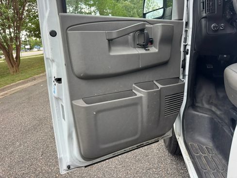 Used 2017 Chevrolet Express 2500 RWD image 9