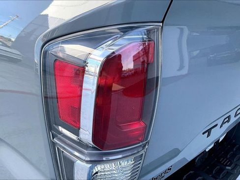 Used 2020 Toyota Tacoma TRD Off-Road w/ TRD Premium Off Road Package AWD/4WD image 21