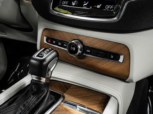 Used 2022 Volvo XC90 T6 Momentum w/ Advanced Package image 16