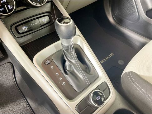 Used 2023 Hyundai Venue SEL image 21